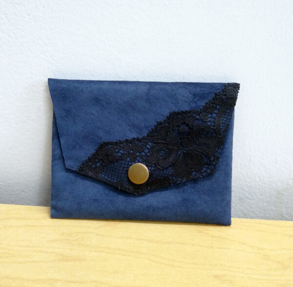 porte-cartes suede bleu et dentelle noir