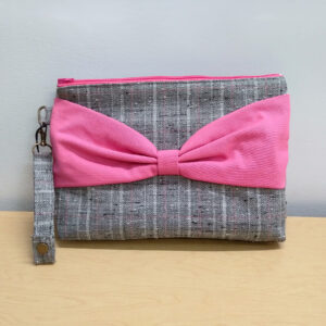 grande trousse de voyage grise avec boucle rose